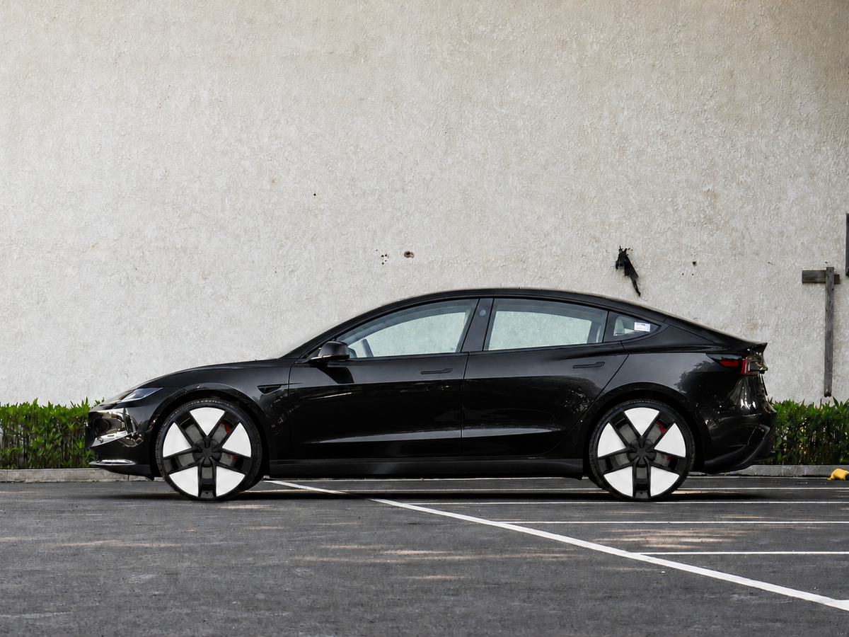 Tesla Roadster-Inspired Custom Forged Wheels – Gloss Black & White | All Tesla Models