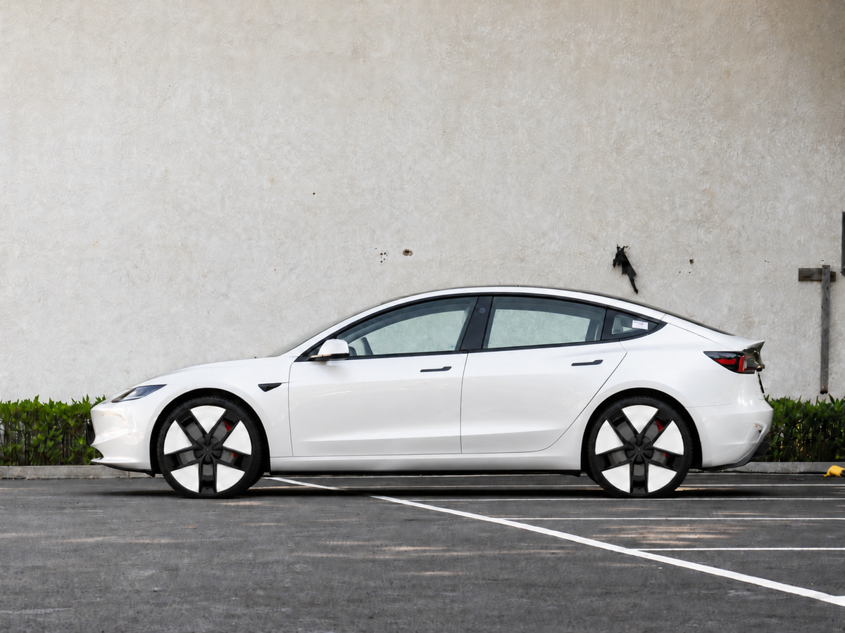 Tesla Roadster-Inspired Custom Forged Wheels – Gloss Black & White | All Tesla Models